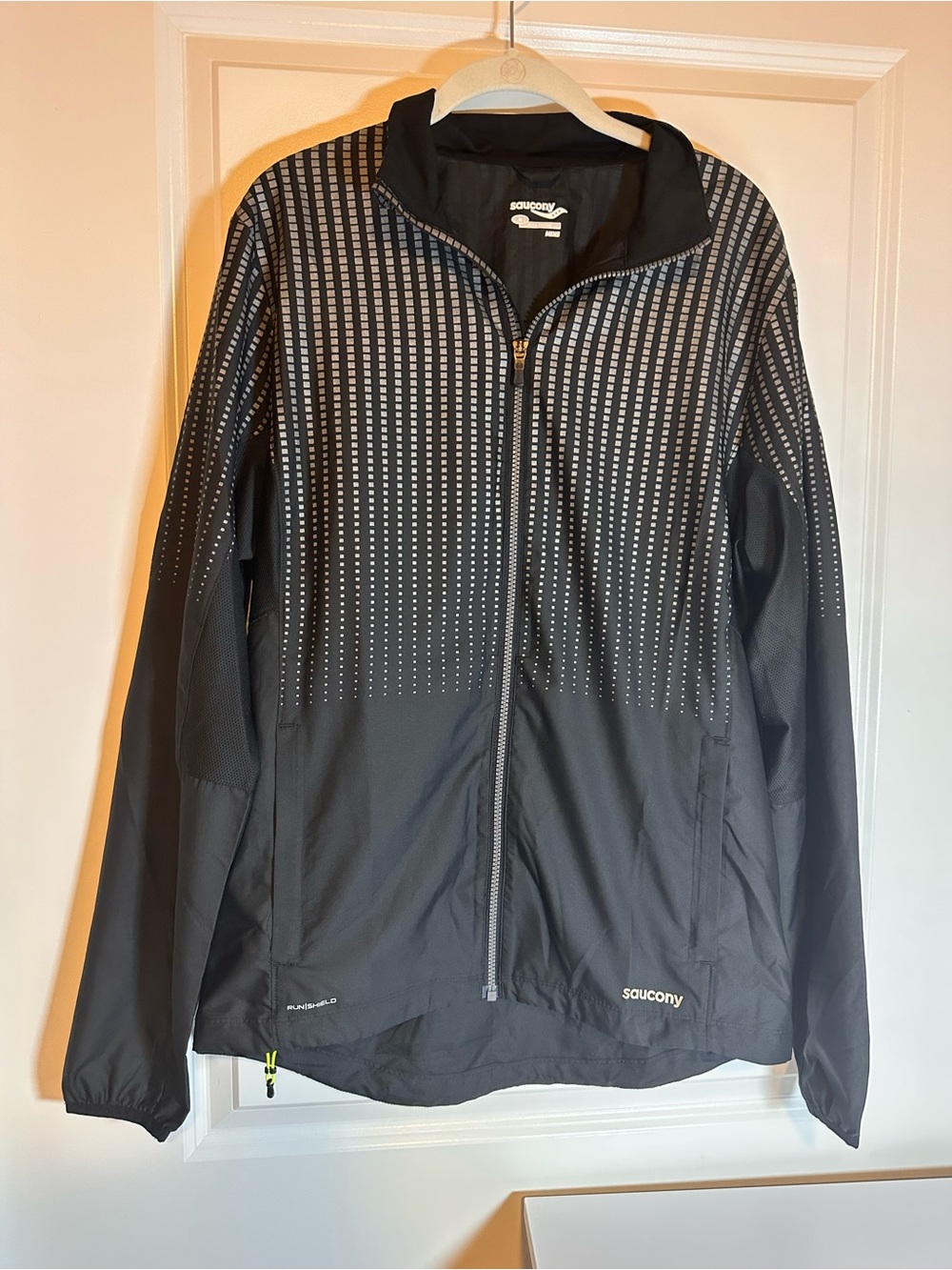 Saucony Black Reflective Dot-Pattern Running Jacket Men’s Medium